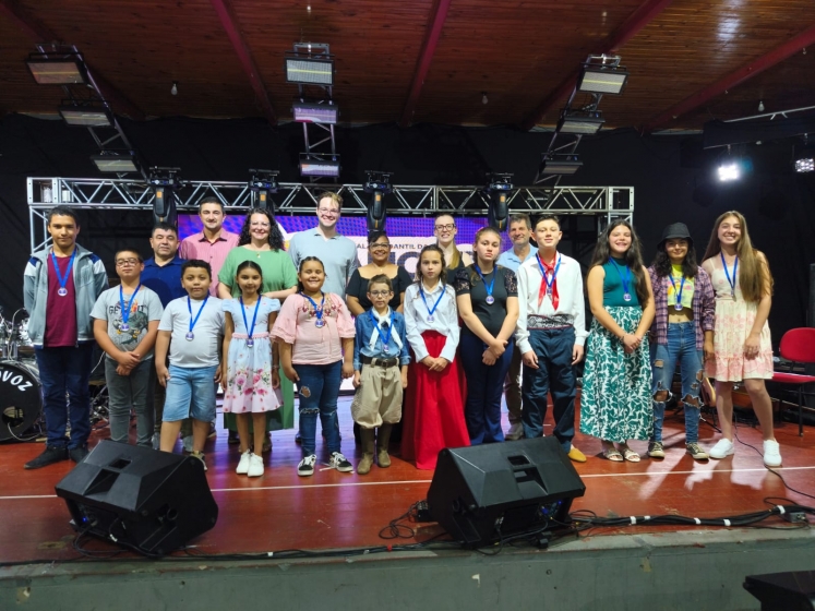 A 17ª Feira do Livro e o 13º Festival Estudantil da Canção – Edição 2025 de São Francisco de Assis começaram com TUDO! 🤩