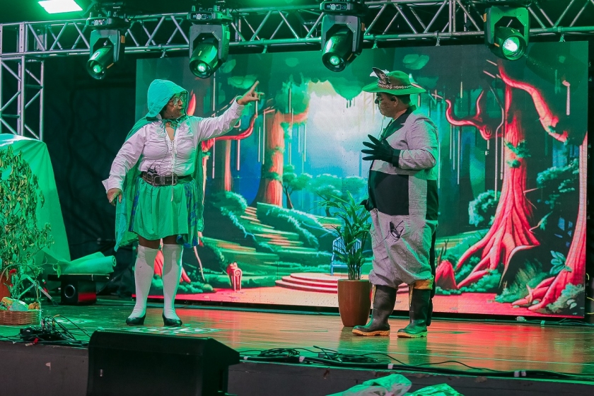 📚✨ A manhã do terceiro dia da nossa Feira do Livro foi pura inspiração! Registramos momentos especiais da apresentação da peça teatral “Chapeuzinho V